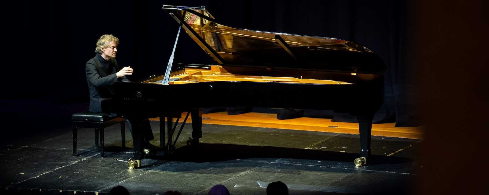 Review: Paul Lewis – Mozart+